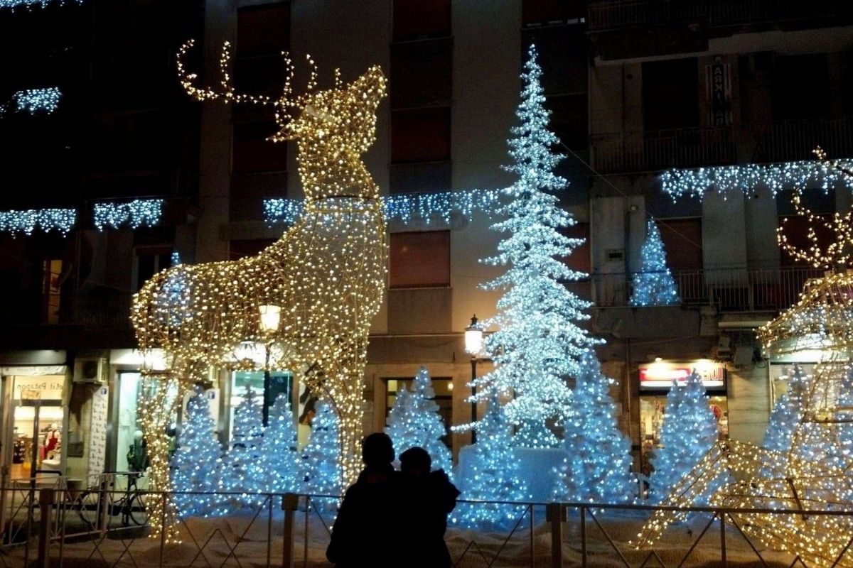 Vale la pena acquistare un albero LED decorativo? Scopri il vero risparmio di tempo e spazio!